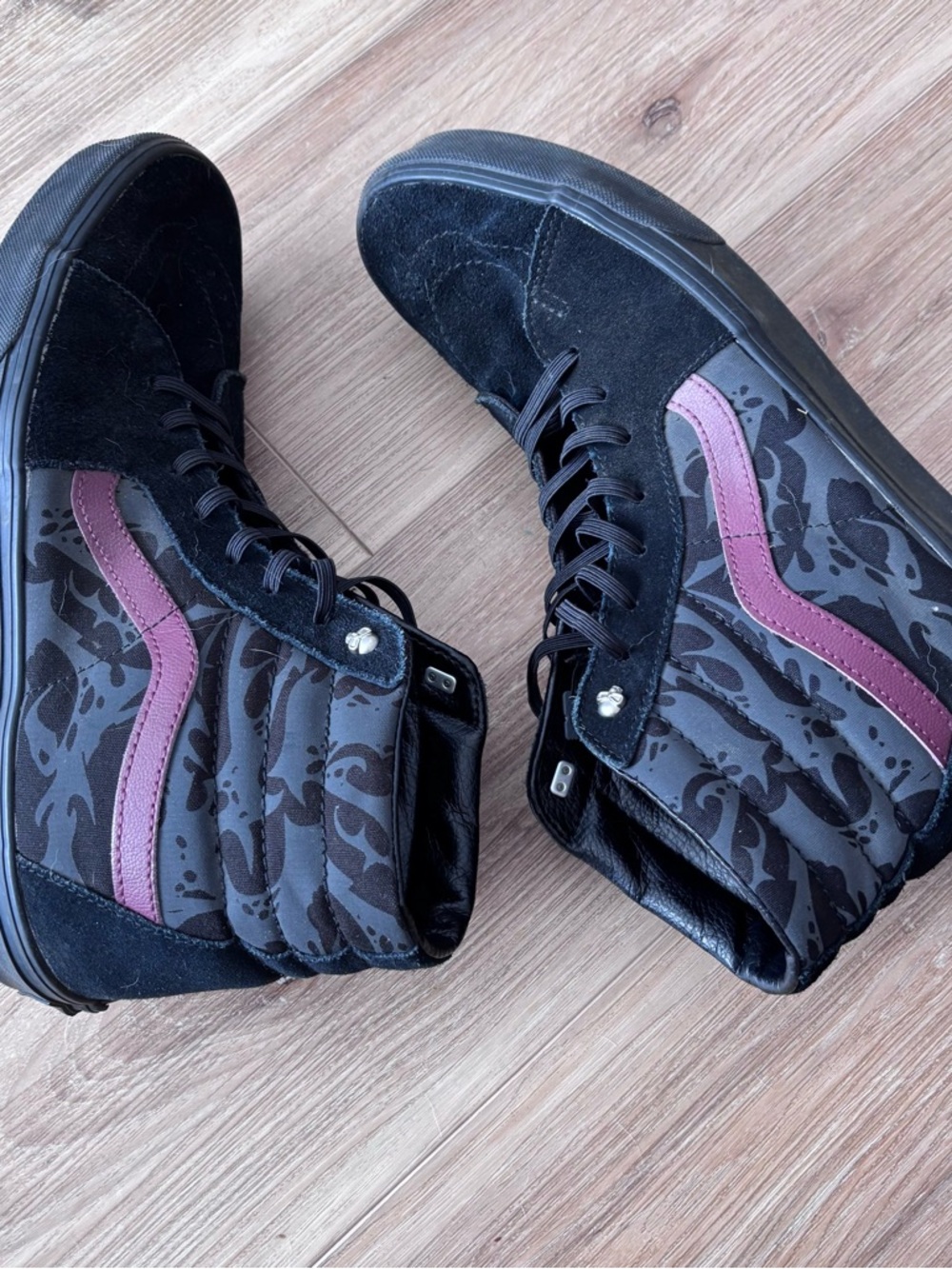 High-Top Men's Suede Sneakers in Black with Burgundy Accent classic size 12 guc - Picture 5 of 6